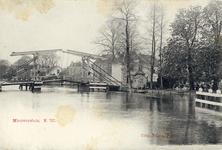 13764 Gezicht op de Vecht en de ophaalbrug te Nieuwersluis (gemeente Loenen aan de Vecht) uit het noordoosten; met op ...